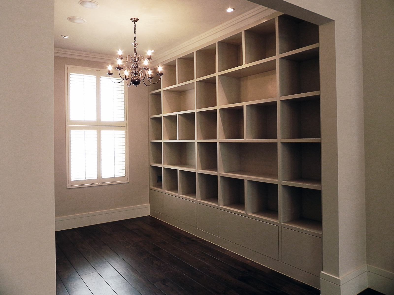 Room with a full wall of fitted shelving