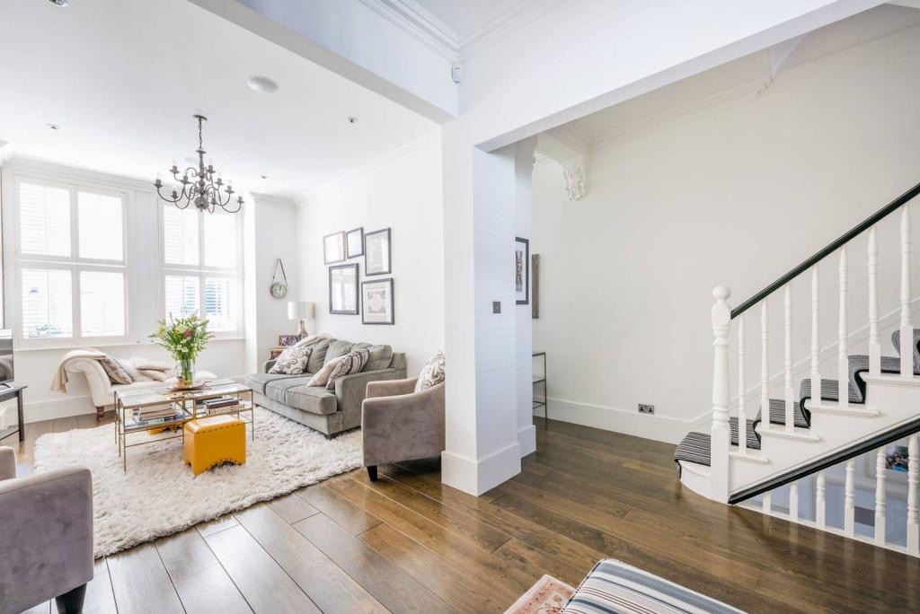 Reception room opening to the staircase