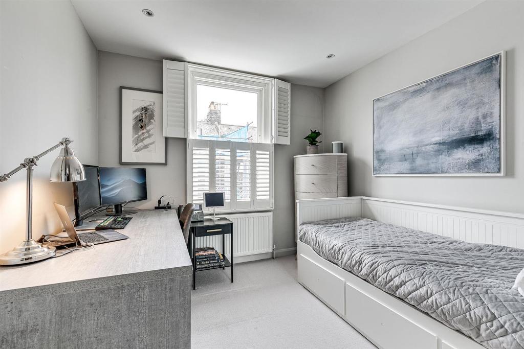 Study and guest room with a fitted desk